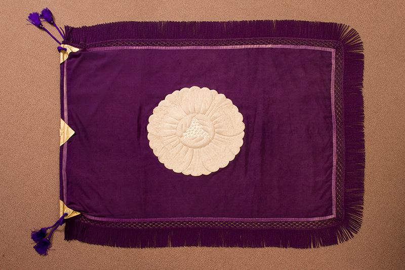 校旗の古代紫（大正時代の旗）
